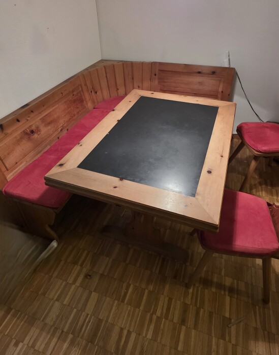 39 - Holztisch, Eckbank u. 2 Stühle aus Holz- Bild 1.jpg